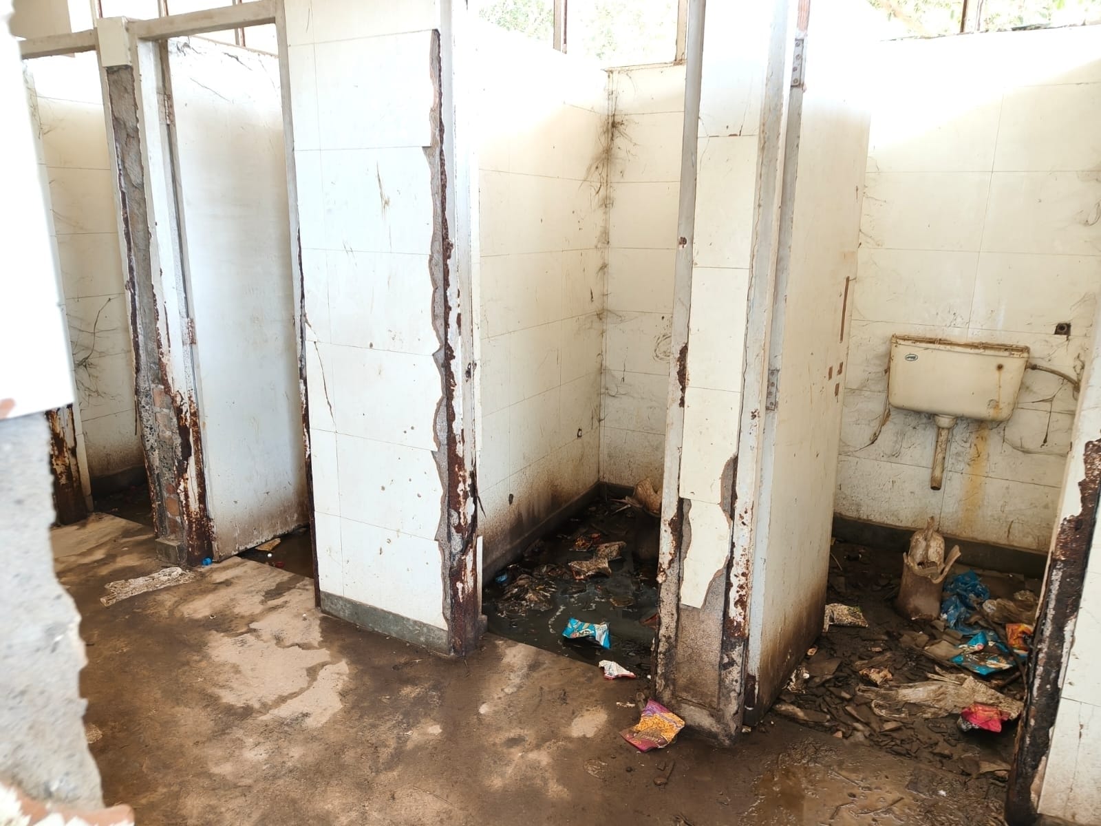 फोटो-51: डॉ.भीमराव अंबडेकर स्टेडियम में टूटे पड़े शीशे और जंग खाए दरवाजे। संवाद