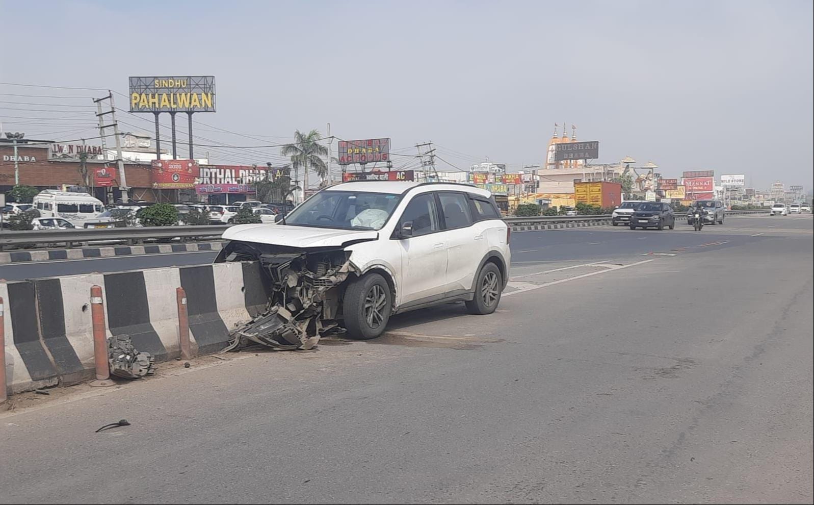 गन्नौर में जीटी रोड पर कोहरे की वजह से पलटे ट्रक को हटाती क्रेन। संवाद