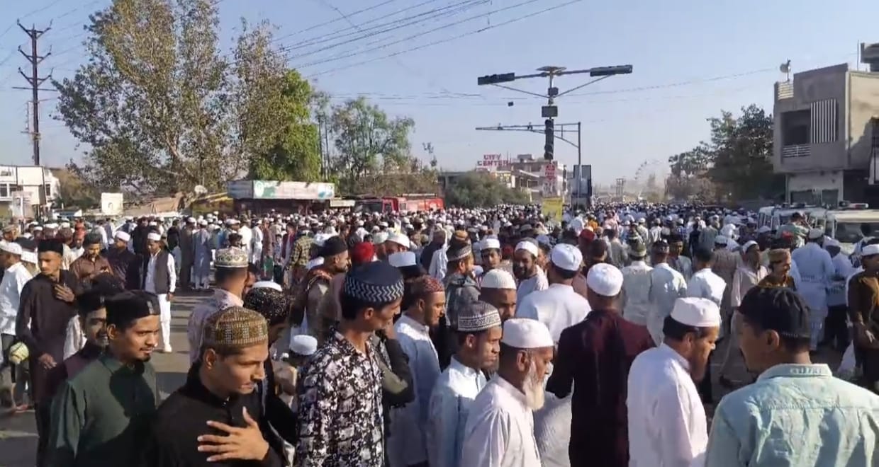 “शाही ईदगाह बना इबादत का समंदर, हजारों लोगों ने मांगी देश की खुशहाली की दुआ”