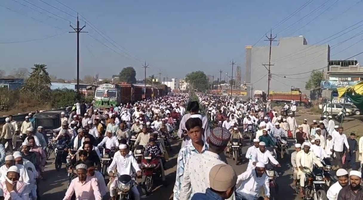 “शाही ईदगाह बना इबादत का समंदर, हजारों लोगों ने मांगी देश की खुशहाली की दुआ”