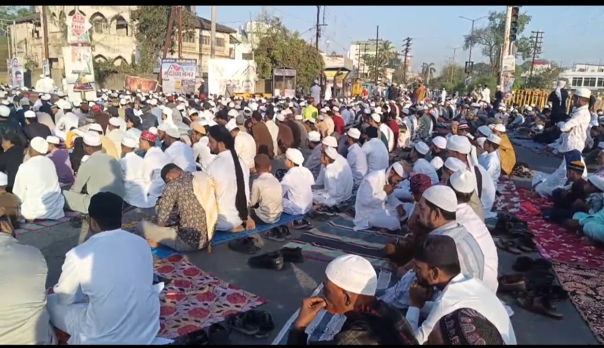 “शाही ईदगाह बना इबादत का समंदर, हजारों लोगों ने मांगी देश की खुशहाली की दुआ”