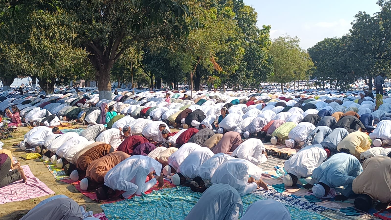 ईद की नमाज के बाद ईदगाह से बाहर निकलके मुस्लिम बंधु। संवाद ईद की नमाज के बाद ईदगाह से बाहर निकलके मुस्लिम बंधु। संवाद