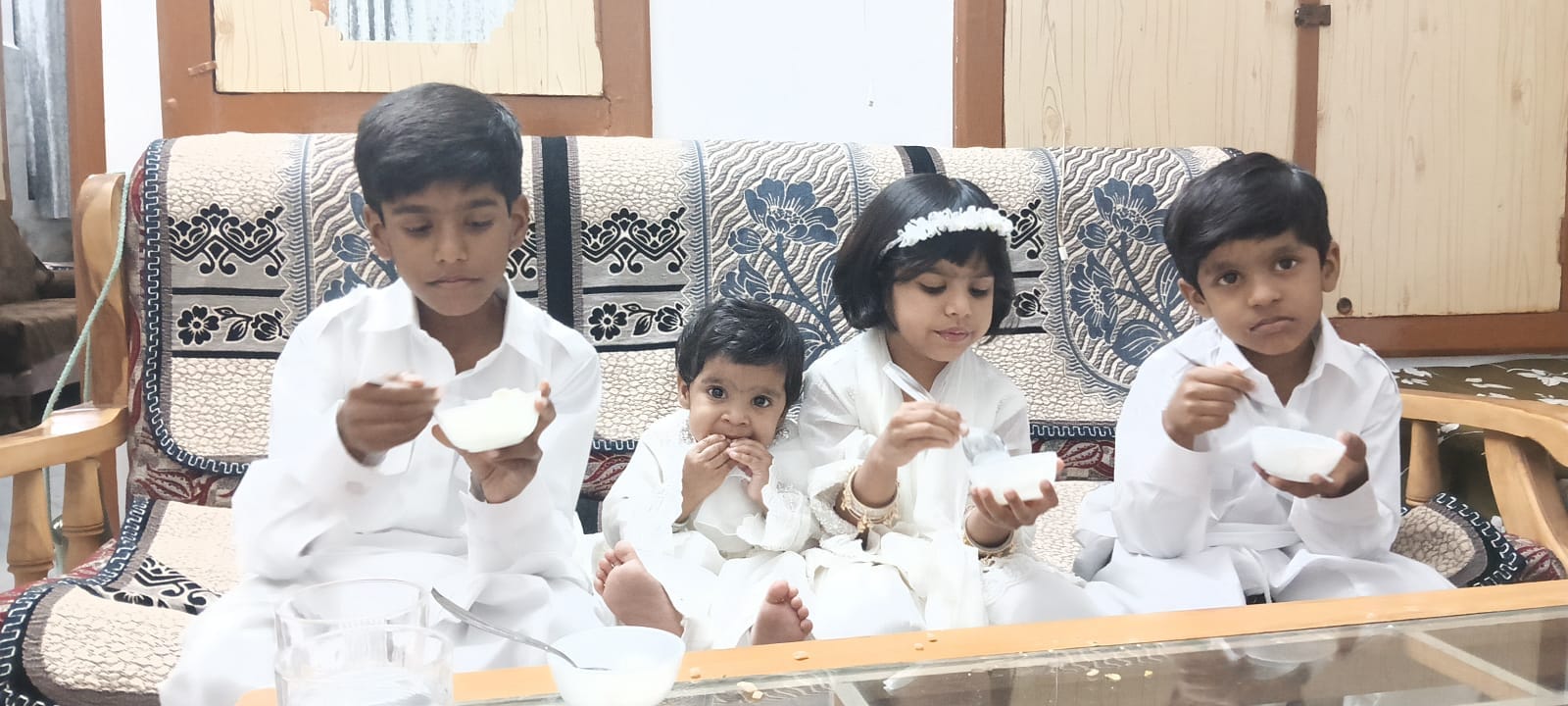 ईद की नमाज के बाद ईदगाह से बाहर निकलके मुस्लिम बंधु। संवाद ईद की नमाज के बाद ईदगाह से बाहर निकलके मुस्लिम बंधु। संवाद