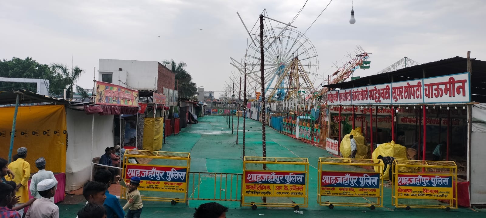 ईदगाह बड़े खुत्बे में सफाई करते कर्मचारी। संवाद ईदगाह बड़े खुत्बे में सफाई करते कर्मचारी। संवाद