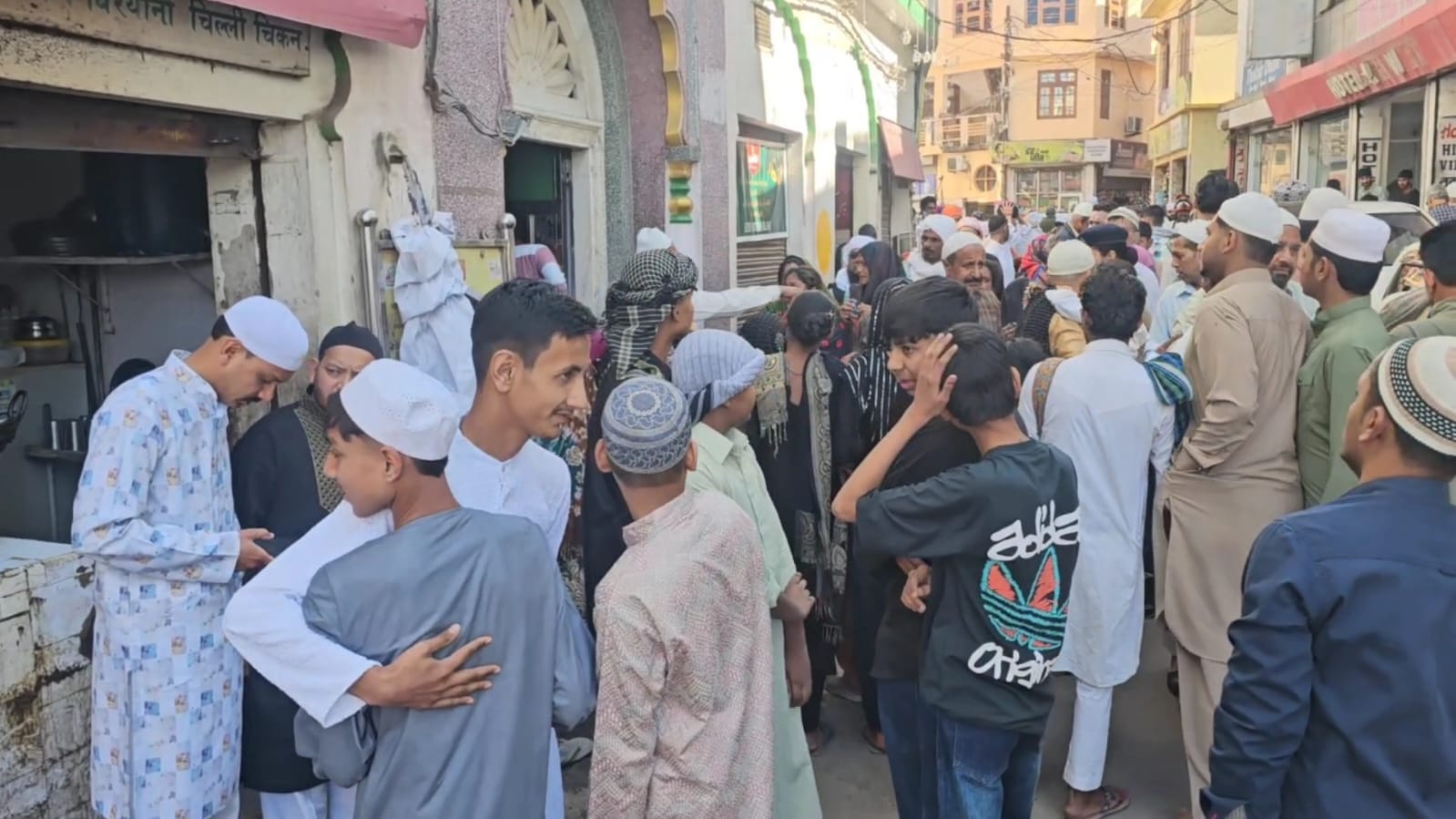 जामा मस्जिद नाहन में नमाज अदा करते मुस्लिम समुदाय के लोग। संवाद