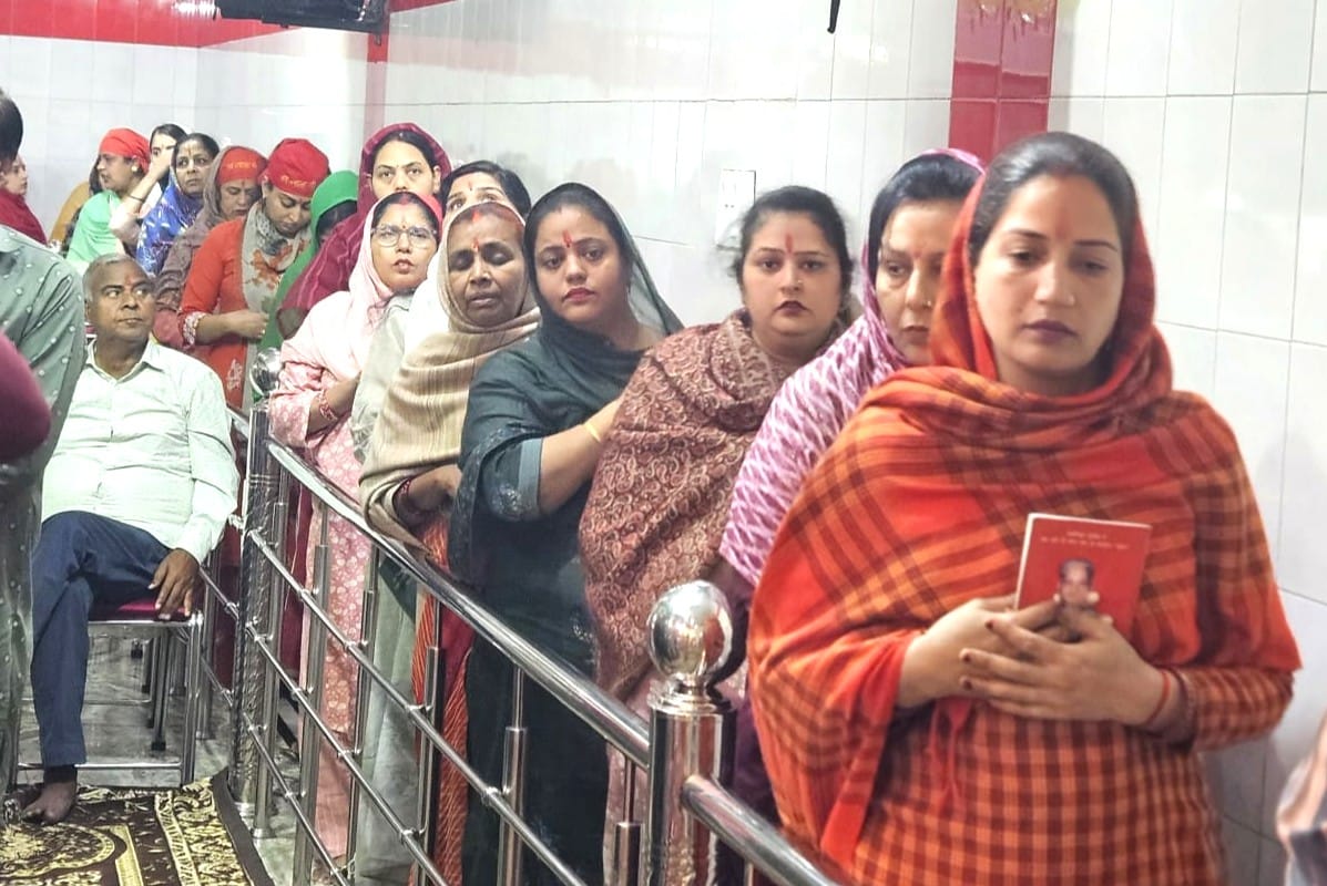 ज्वाला माता मंदिर में दुर्गा स्तुति का पाठ करते श्रद्धालु। संवाद