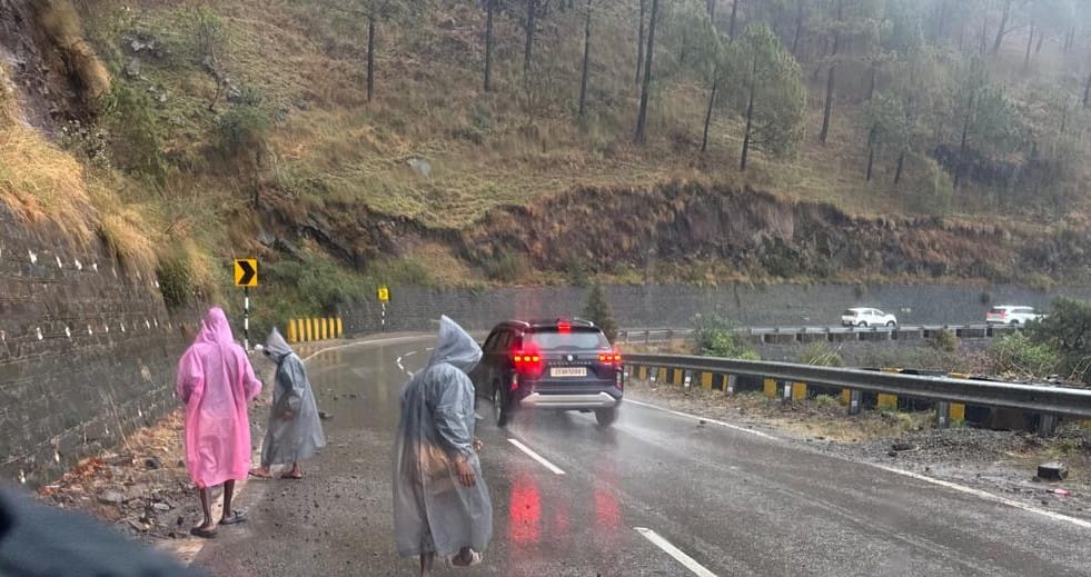 कालका-शिमला नेशनल हाईवे पांच पर कुमारहट्टी के समीप सड़क से पत्थरों को हटाते कर्मी। संवाद कालका-शिमला नेशनल हाईवे पांच पर कुमारहट्टी के समीप सड़क से पत्थरों को हटाते कर्मी। संवाद