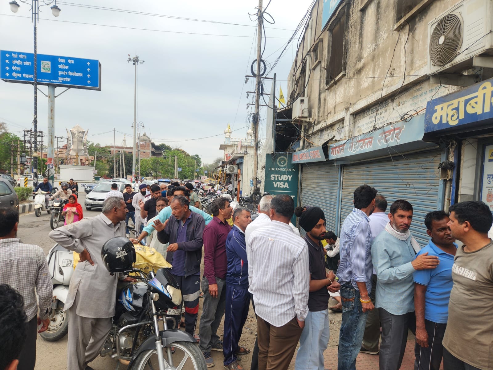 कुरुक्षेत्र। गैस एजेंसी के बाहर लाइन में लगे लोग। संवाद कुरुक्षेत्र। गैस एजेंसी के बाहर लाइन में लगे लोग। संवाद