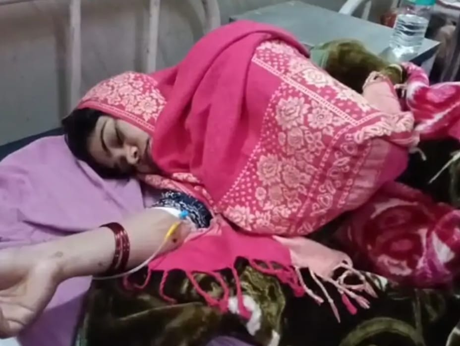 कुट्टू आटा की पकौड़ी खाने से अस्पताल में भर्ती बीमार व्यक्ति। स्रोत- वीडियो ग्रैब