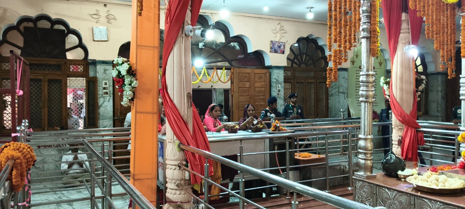 खलीलाबाद के समय माता मंदिर में पूजा करते श्रद्धालु। संवाद खलीलाबाद के समय माता मंदिर में पूजा करते श्रद्धालु। संवाद