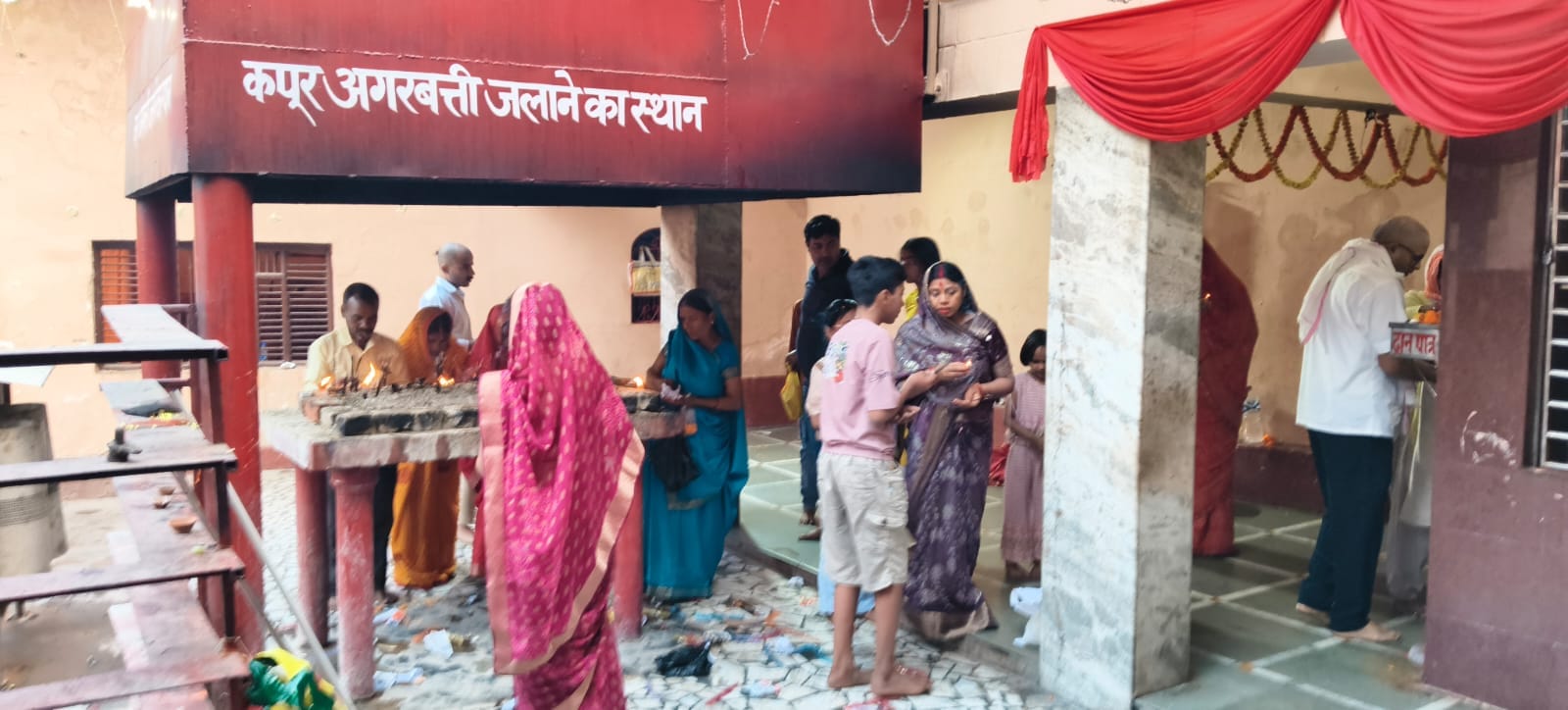 खलीलाबाद के समय माता मंदिर में पूजा करते श्रद्धालु। संवाद खलीलाबाद के समय माता मंदिर में पूजा करते श्रद्धालु। संवाद