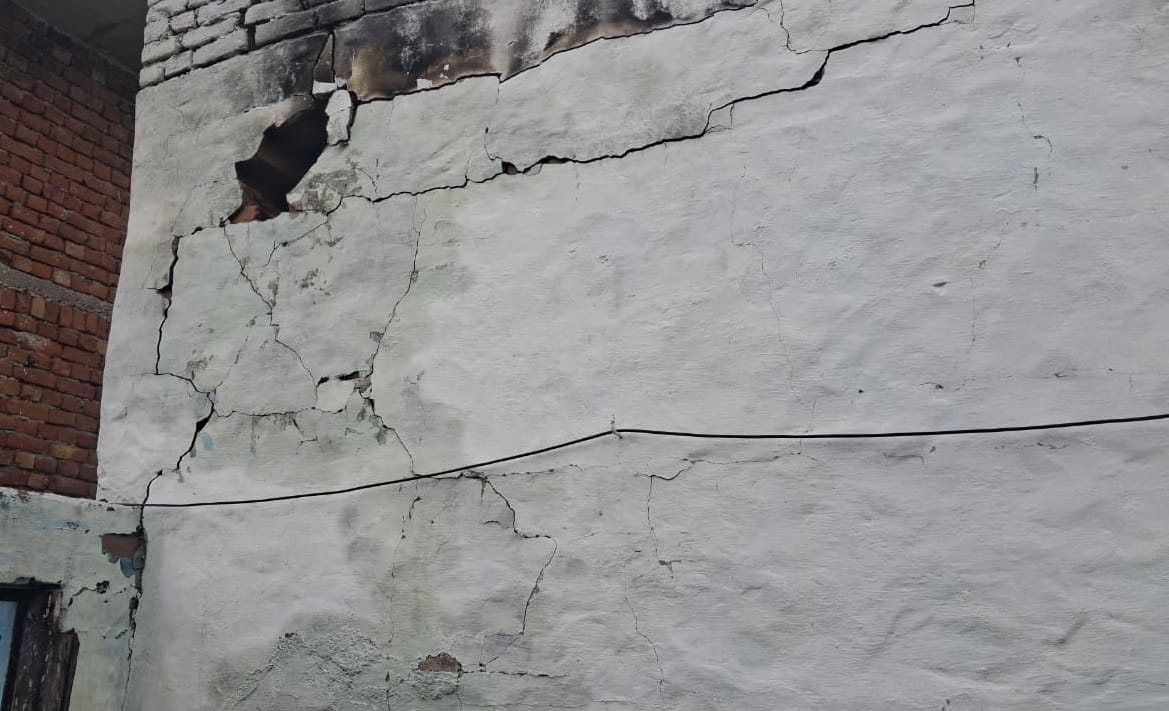 खुर्जा क्षेत्र के अरनिया खुर्द गांव स्थित घर में आग लगने के बाद जला हुआ सामान। संवाद