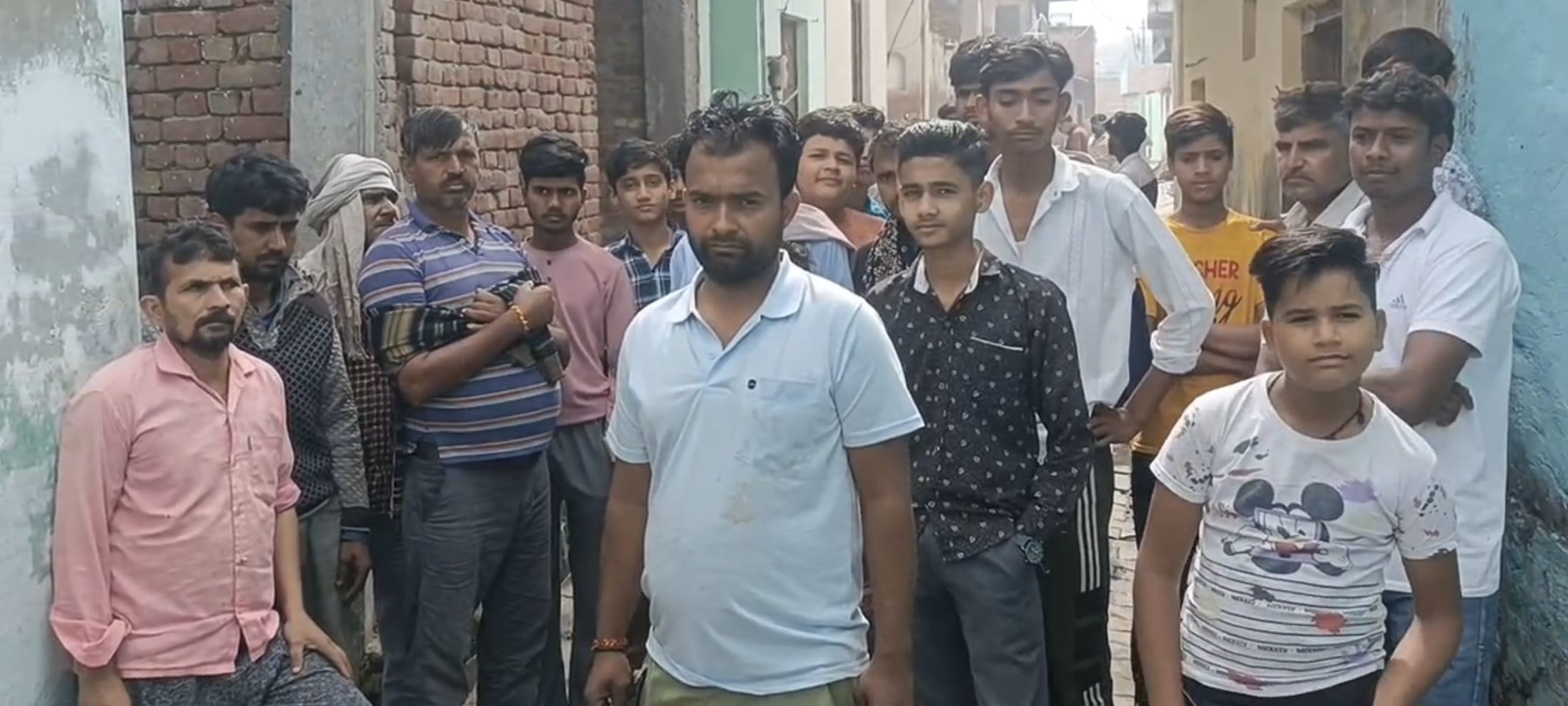 खुर्जा क्षेत्र के अरनिया खुर्द गांव स्थित घर में आग लगने के बाद जला हुआ सामान। संवाद