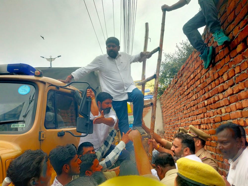 खंदारी स्थित पंचायती बगीचे के बाहर ढोल मंजीरे और थाली बजाकर प्रदर्शन करते स्थानीय लोग और सपा ,क खंदारी स्थित पंचायती बगीचे के बाहर ढोल मंजीरे और थाली बजाकर प्रदर्शन करते स्थानीय लोग और सपा ,क