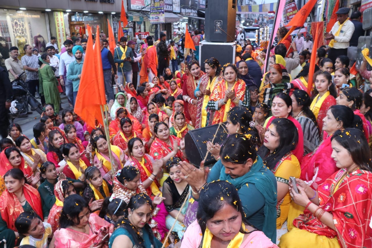 खेड़ा बाजार में कलश यात्रा में शामिल महिला श्रद्धालु। आयोजक खेड़ा बाजार में कलश यात्रा में शामिल महिला श्रद्धालु। आयोजक