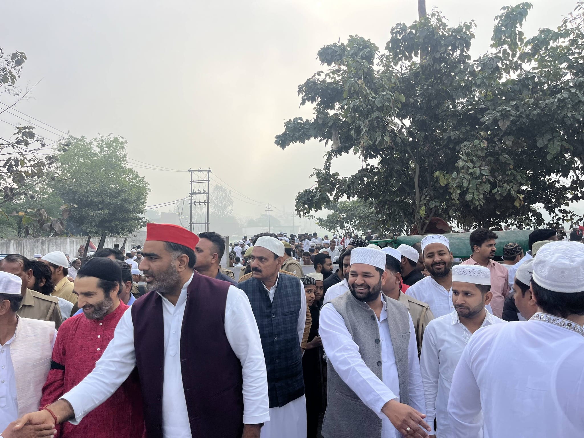 लावड़ - कस्बे की ईदगाह में ईद की नमाज अदा करते अकीदतमंद। स्रोत: संवाद