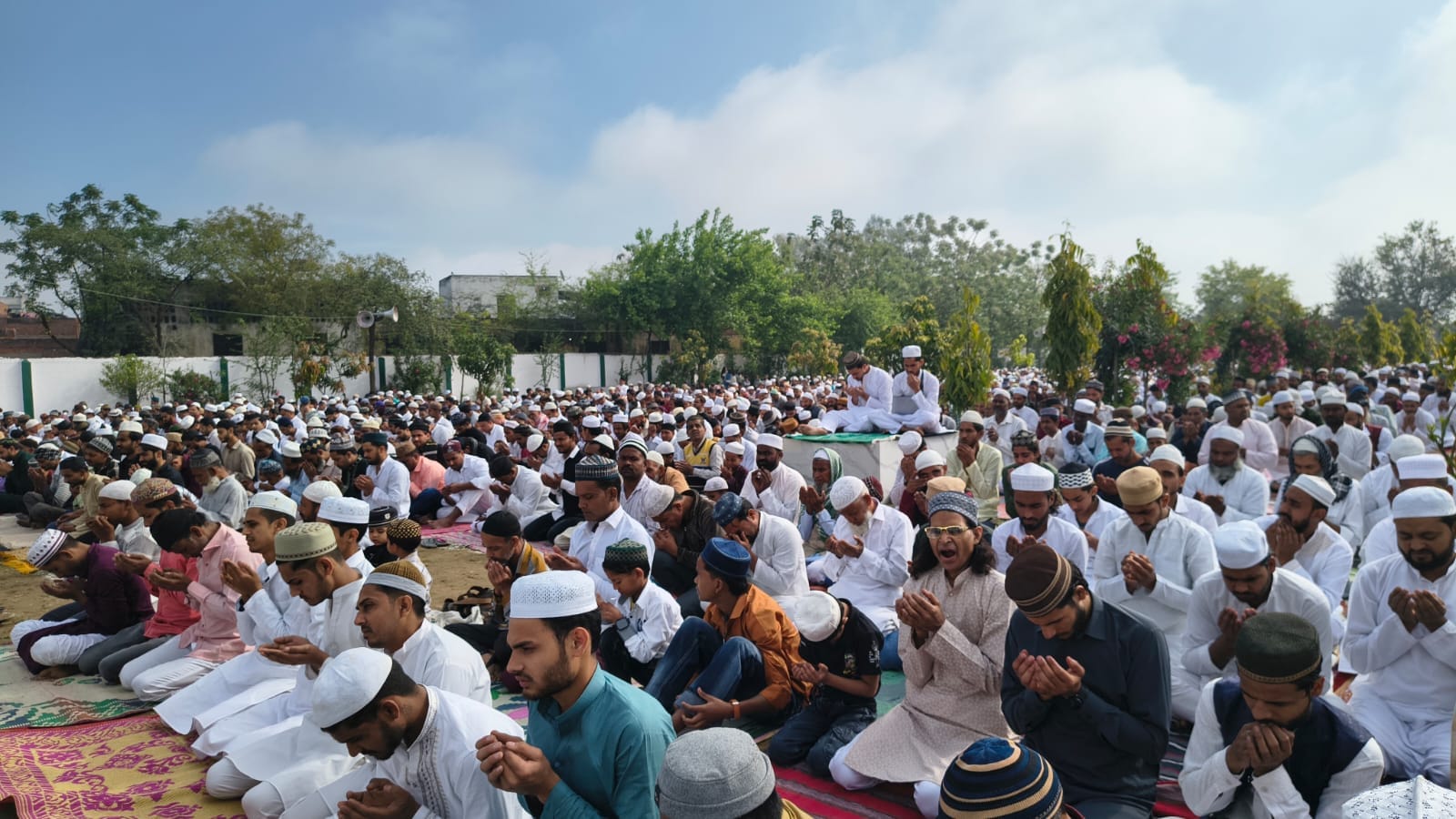 लावड़ - कस्बे की ईदगाह में ईद की नमाज अदा करते अकीदतमंद। स्रोत: संवाद