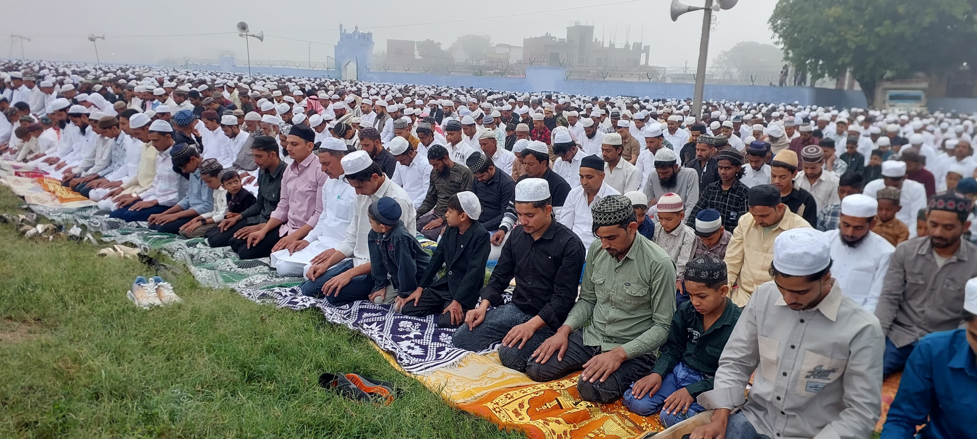 लावड़ - कस्बे की ईदगाह में ईद की नमाज अदा करते अकीदतमंद। स्रोत: संवाद