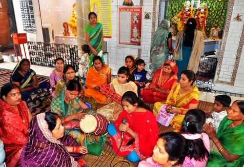 मोहल्ला मंडी स्थित दुर्गा मंदिर में मातारानी का शृंगार करते श्रद्धालु। संवाद