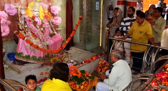 मोहल्ला मंडी स्थित दुर्गा मंदिर में मातारानी का शृंगार करते श्रद्धालु। संवाद