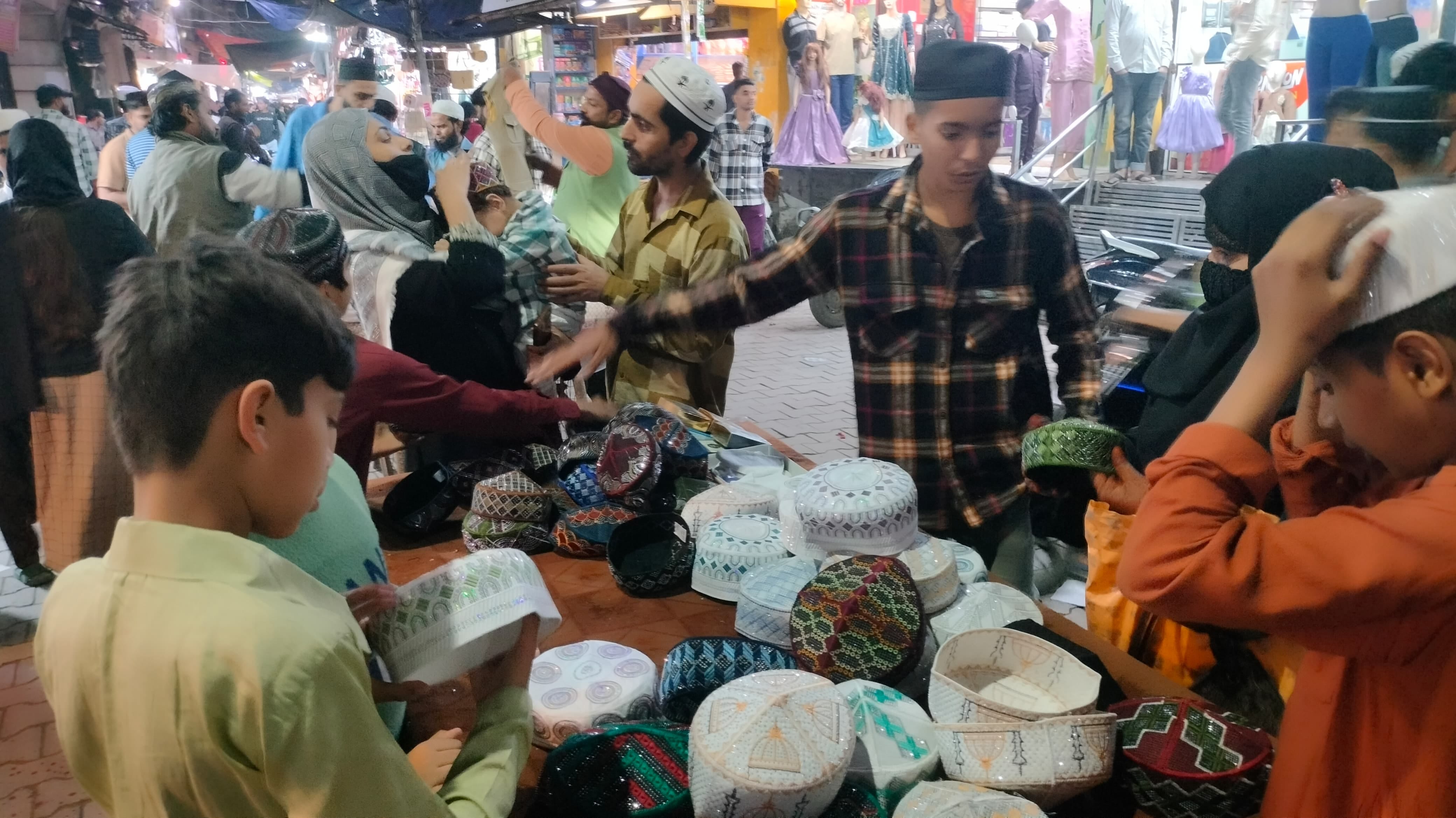 मुजफ्फरनगर में गोल मार्केट स्थित दुकान से मैचिंग ज्वेलरी पसंद करती हुई महिलाएं स्रोत संवाद