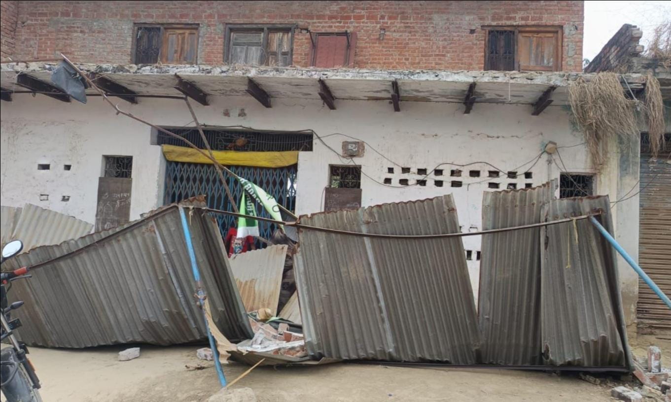 मोलनापुर गाँव में बिजली से मृत किशोर की फाईल फोटो। परिजन