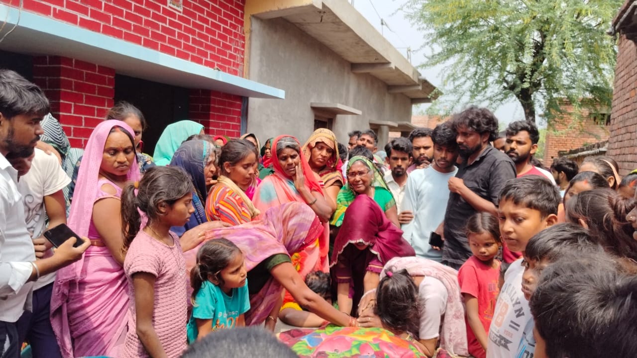 मोलनापुर गाँव में बिजली से मृत किशोर की फाईल फोटो। परिजन