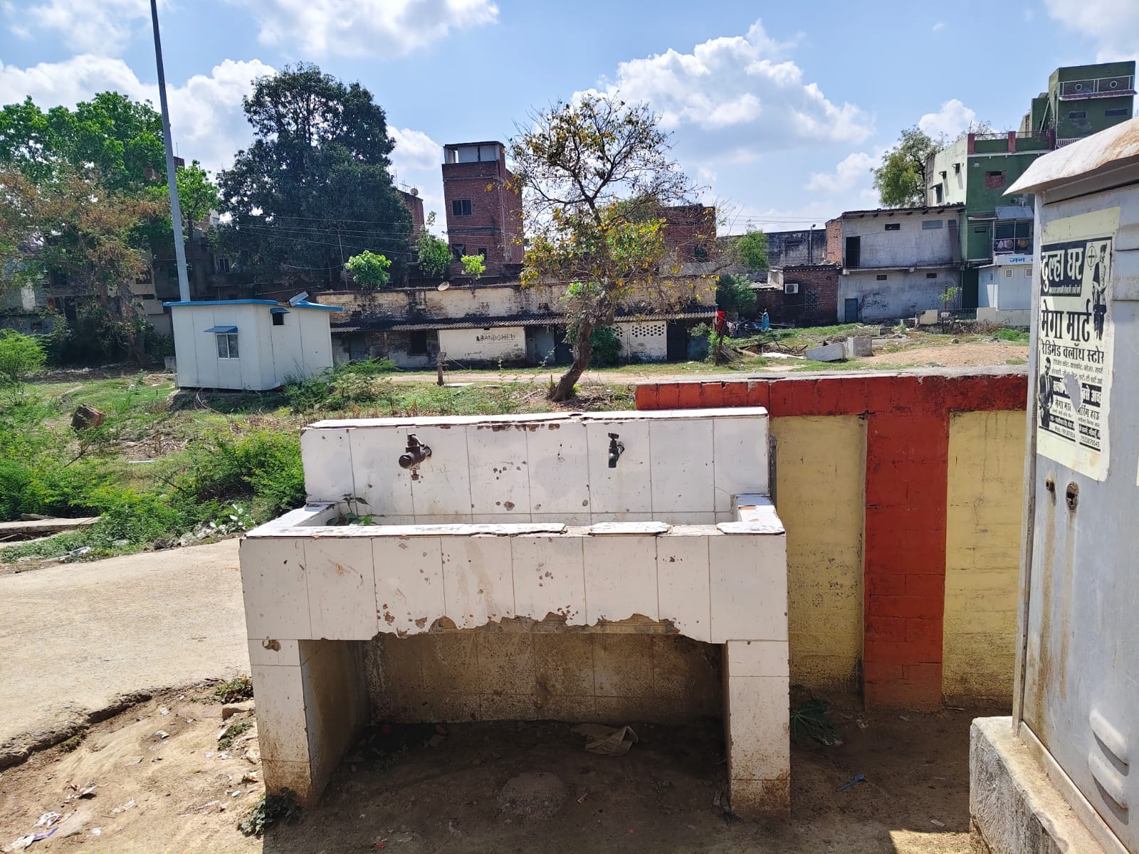 मड़ियाहूं रेलवे स्टेशन पर खराब पड़ा हैंडपंप। स्रोत-संवाद