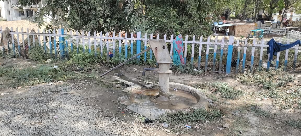 मड़ियाहूं रेलवे स्टेशन पर खराब पड़ा हैंडपंप। स्रोत-संवाद