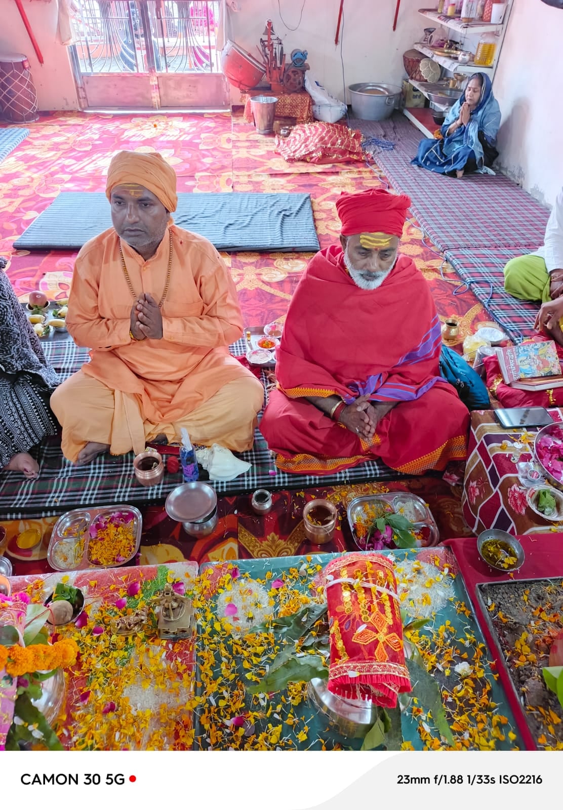 प्राचीन जयंती माता शक्तिपीठ मंदिर में पूजा अर्चना करते श्रद्धालु स्रोत मंदिर