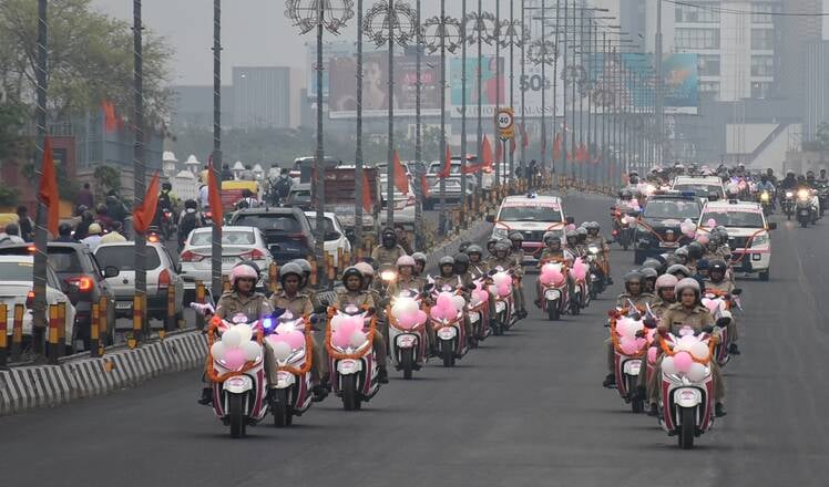 रिजर्व पुलिस लाइन ग्राउंड से निकाली गई जागरूकता रैली।