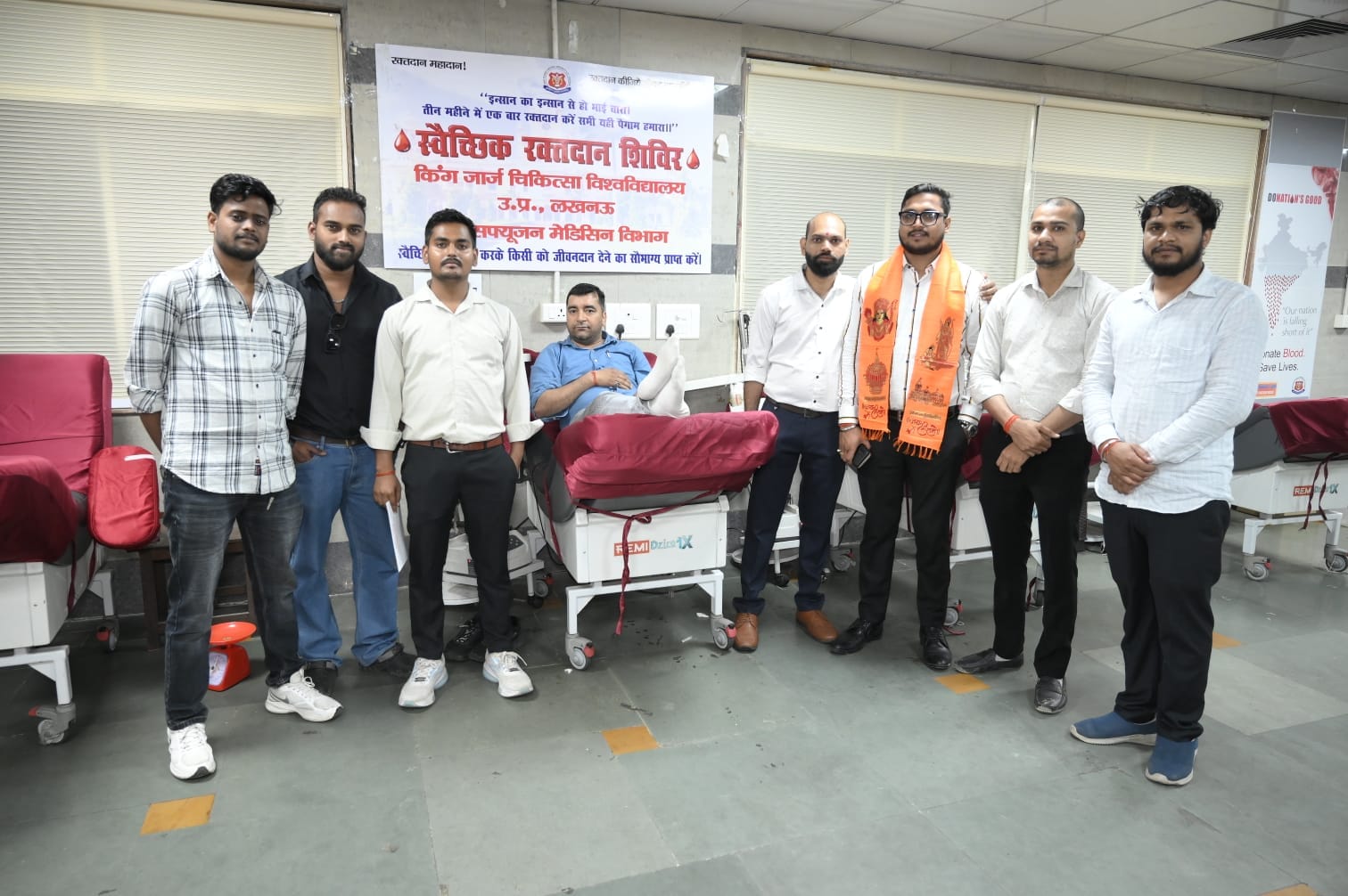 रक्तदान करते लोग।