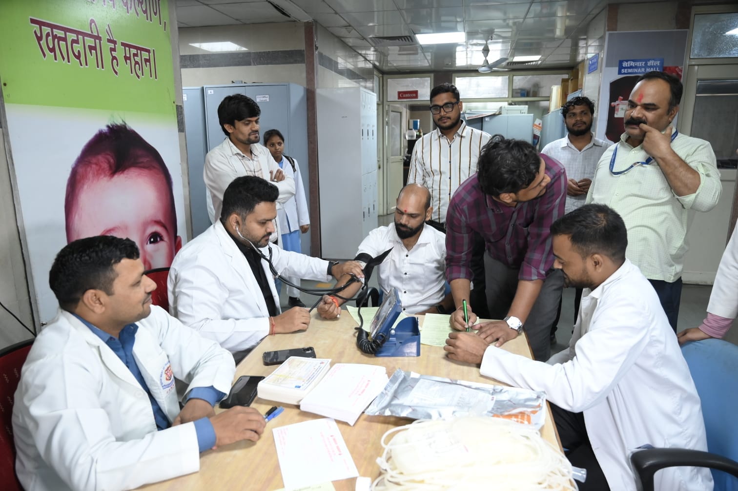 रक्तदान करते लोग।