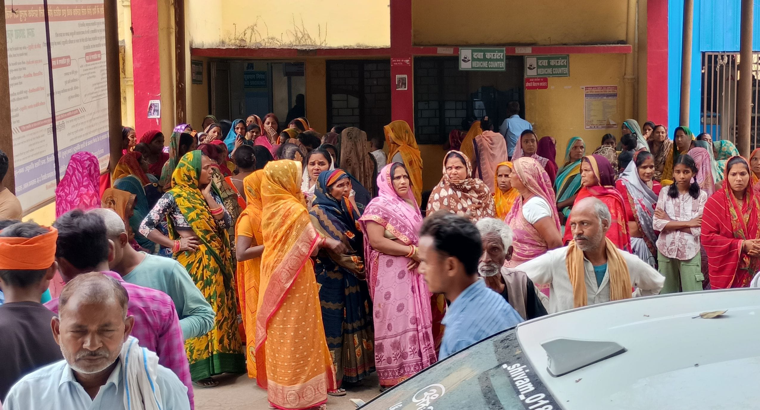 रामशंकर की फाइल फोटो व सीएचसी के बाहर प्रदर्शन करते ग्रामीण।