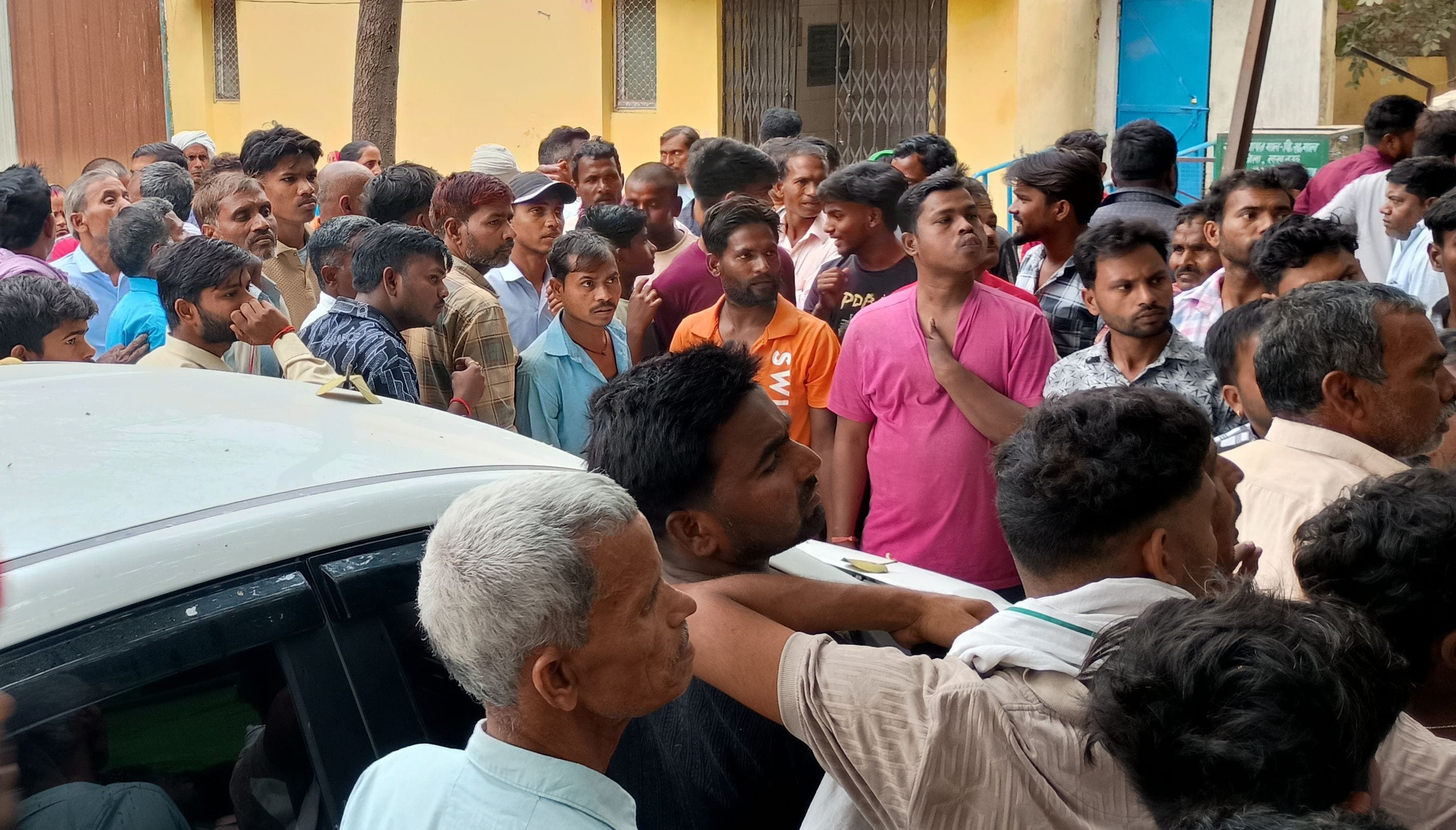 रामशंकर की फाइल फोटो व सीएचसी के बाहर प्रदर्शन करते ग्रामीण।