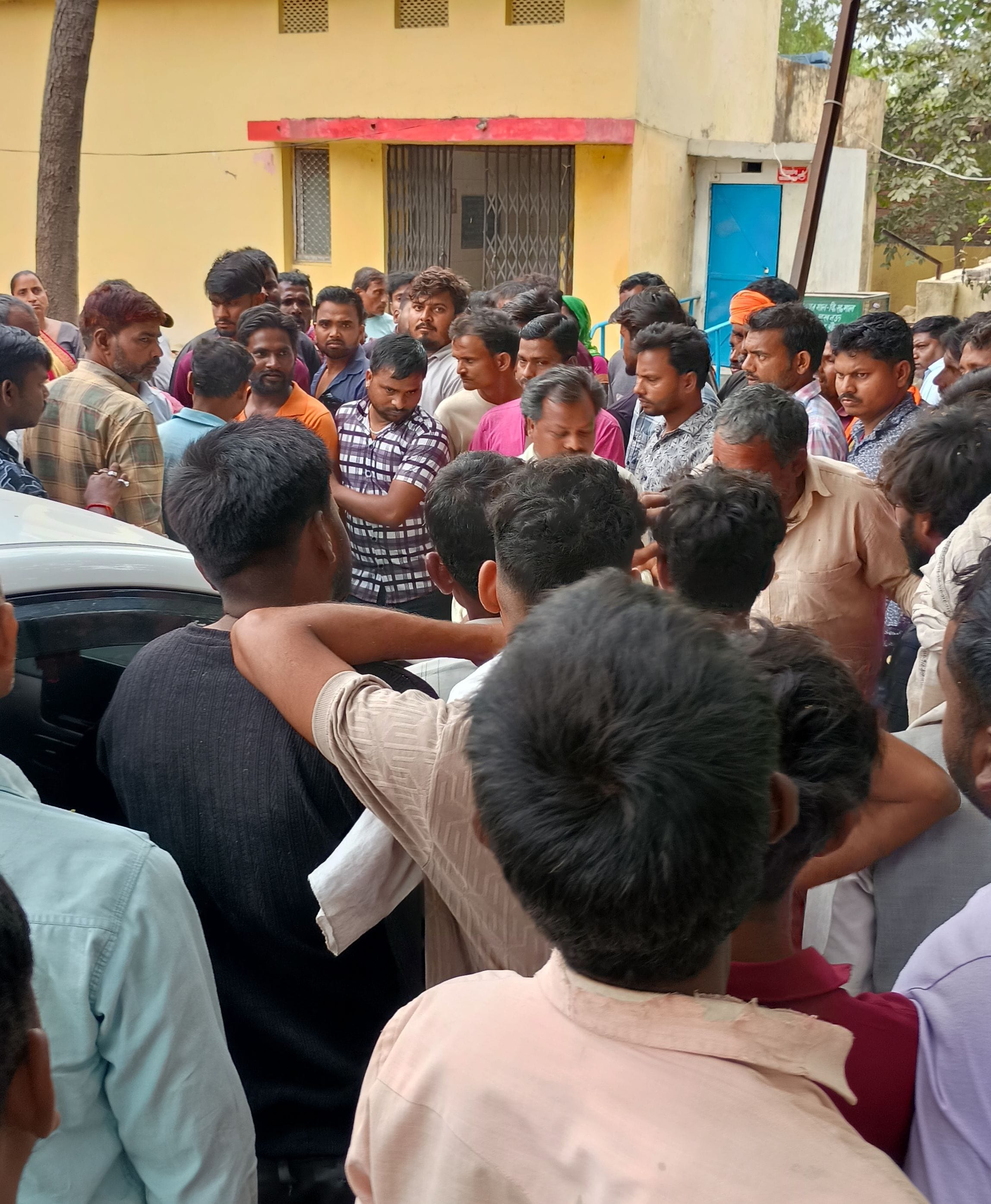 रामशंकर की फाइल फोटो व सीएचसी के बाहर प्रदर्शन करते ग्रामीण।
