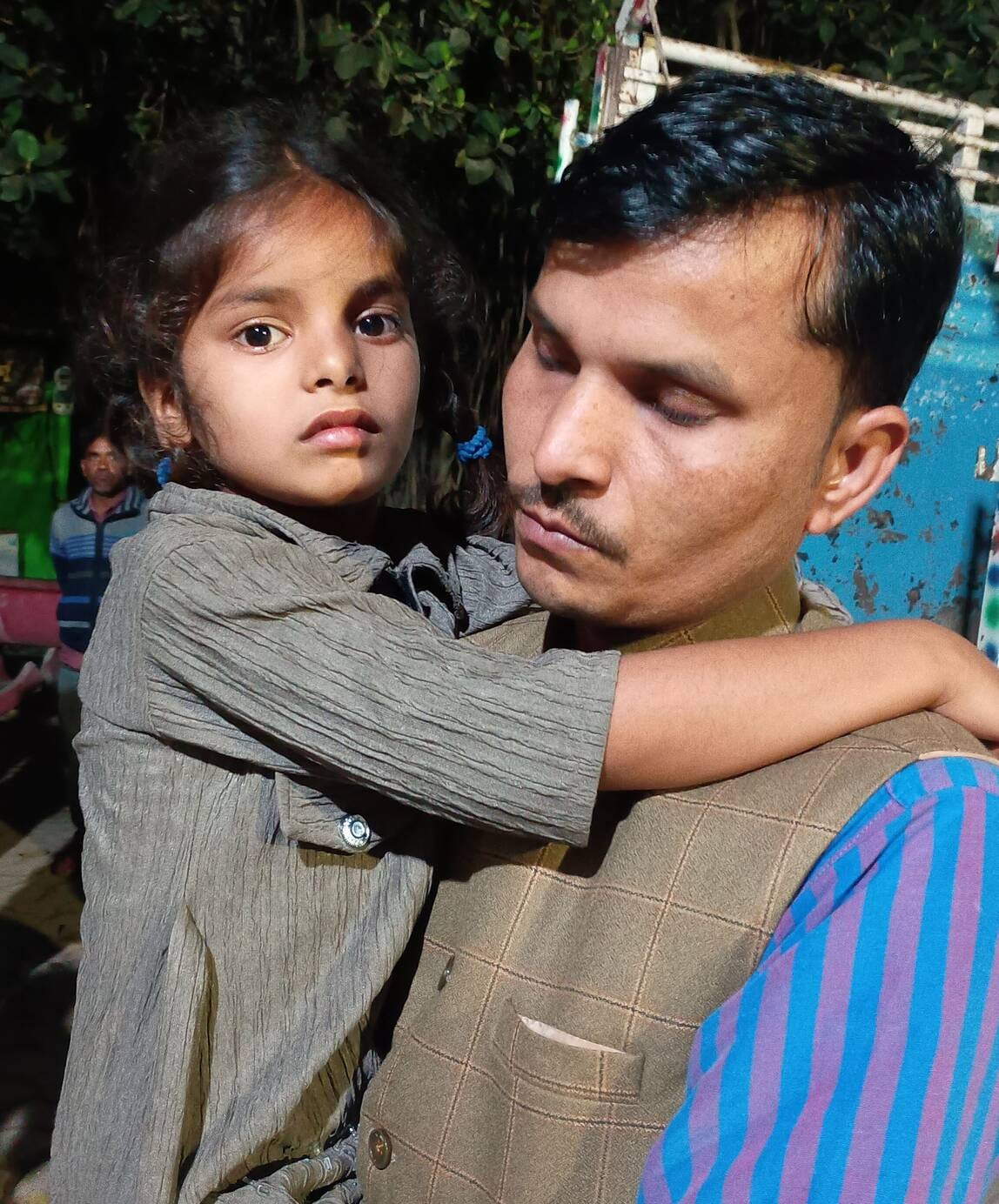 रोते-बिलखते परिजन।