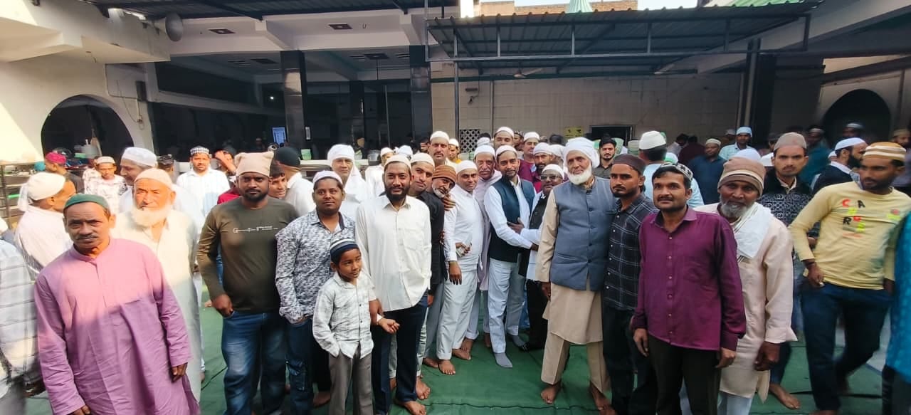 रेवाड़ी। जामा मस्जिद में ईद उल फितर की नमाज अदा करते मुस्लिम समाज के लोग। संवाद रेवाड़ी। जामा मस्जिद में ईद उल फितर की नमाज अदा करते मुस्लिम समाज के लोग। संवाद
