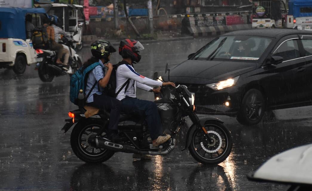 शुक्रवार सुबह में बादलों से छाएं अंधेरे के बीच पाॅलीटेक्निक चाैराहे पर बारिश का नजारा। 