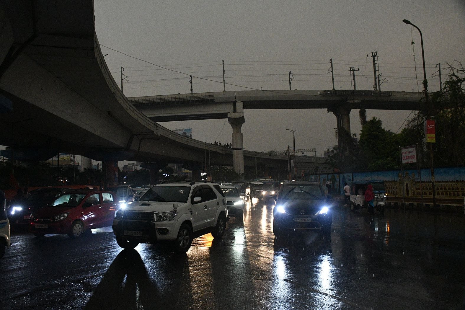 शुक्रवार सुबह में बादलों से छाएं अंधेरे के बीच पाॅलीटेक्निक चाैराहे पर बारिश का नजारा। 