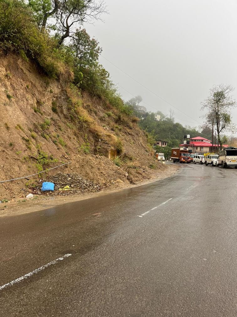 शामती बाईपास पर पड़े गड्ढों में भरा पानी। संवाद