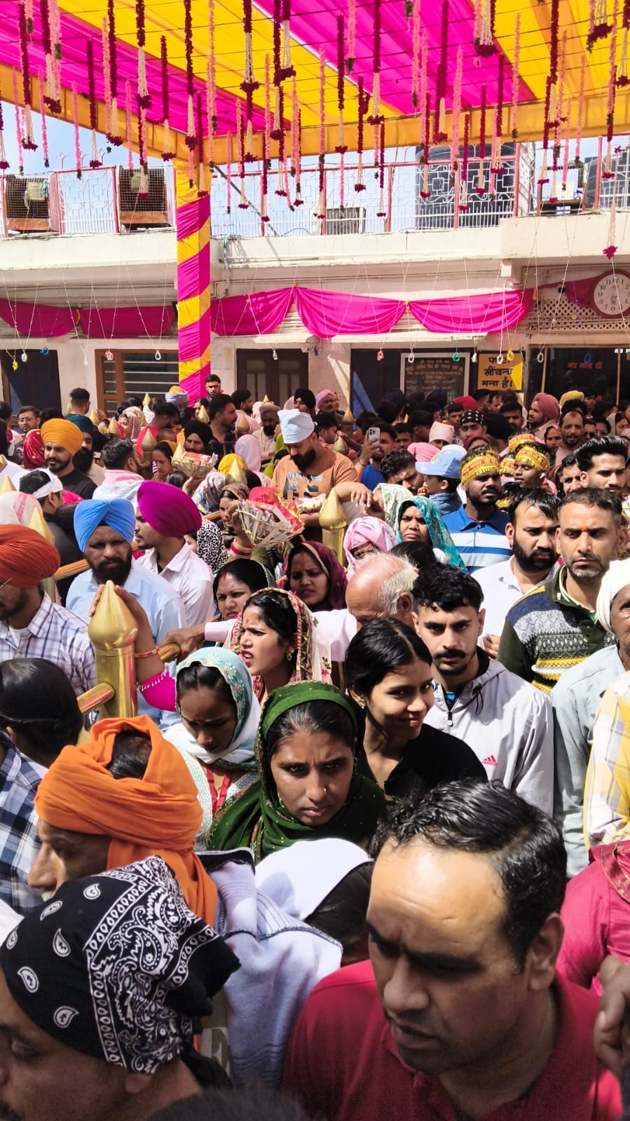 श्री नयना देवी जी में दर्शन के लिए पहुंचे श्रद्धालु। संवाद