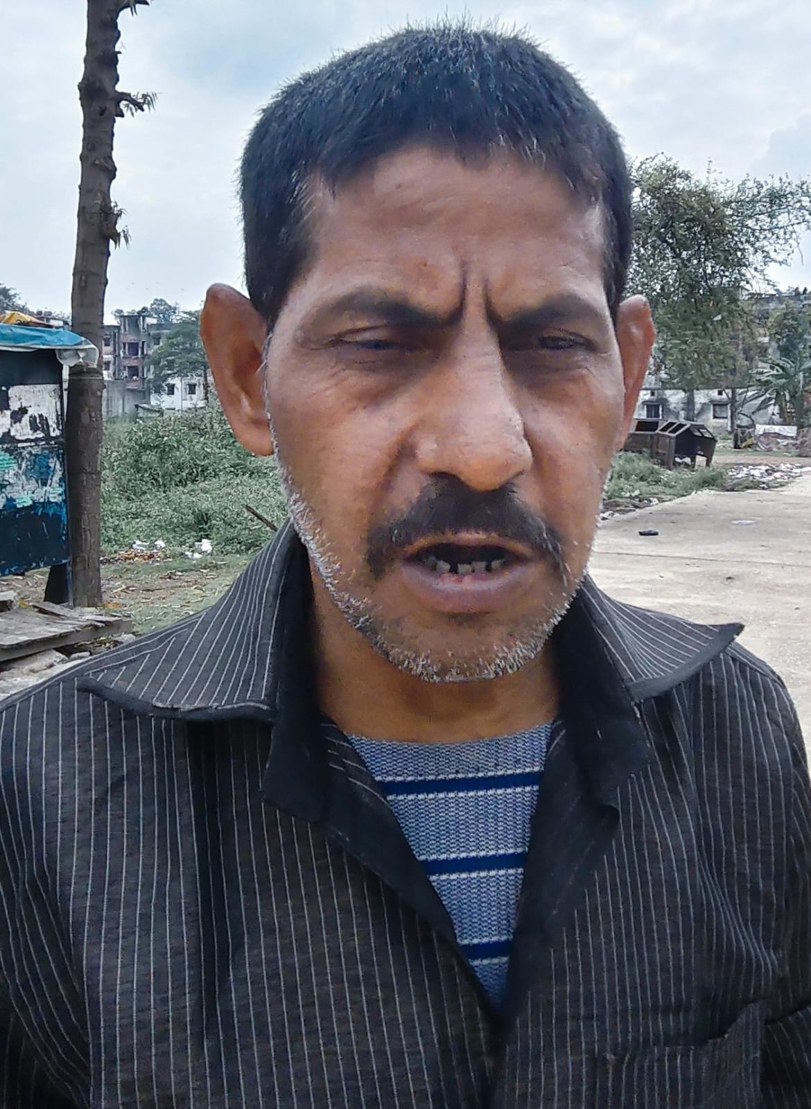 शिवपुरी मोहल्ले में गंदा पानी दिखाते मोहल्लेवासी। संवाद