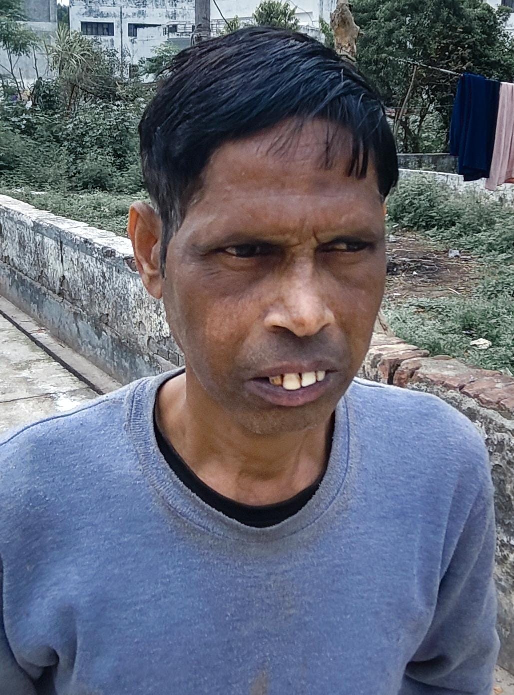 शिवपुरी मोहल्ले में गंदा पानी दिखाते मोहल्लेवासी। संवाद