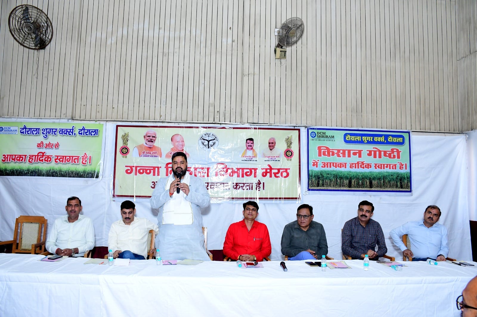 दौराला - ट्रेन के सकौती स्टेशन पर ठहराव के लिए सुनील भराला को मांग पत्र सौंपते ग्रामीण। स्रोत : दौराला - ट्रेन के सकौती स्टेशन पर ठहराव के लिए सुनील भराला को मांग पत्र सौंपते ग्रामीण। स्रोत :