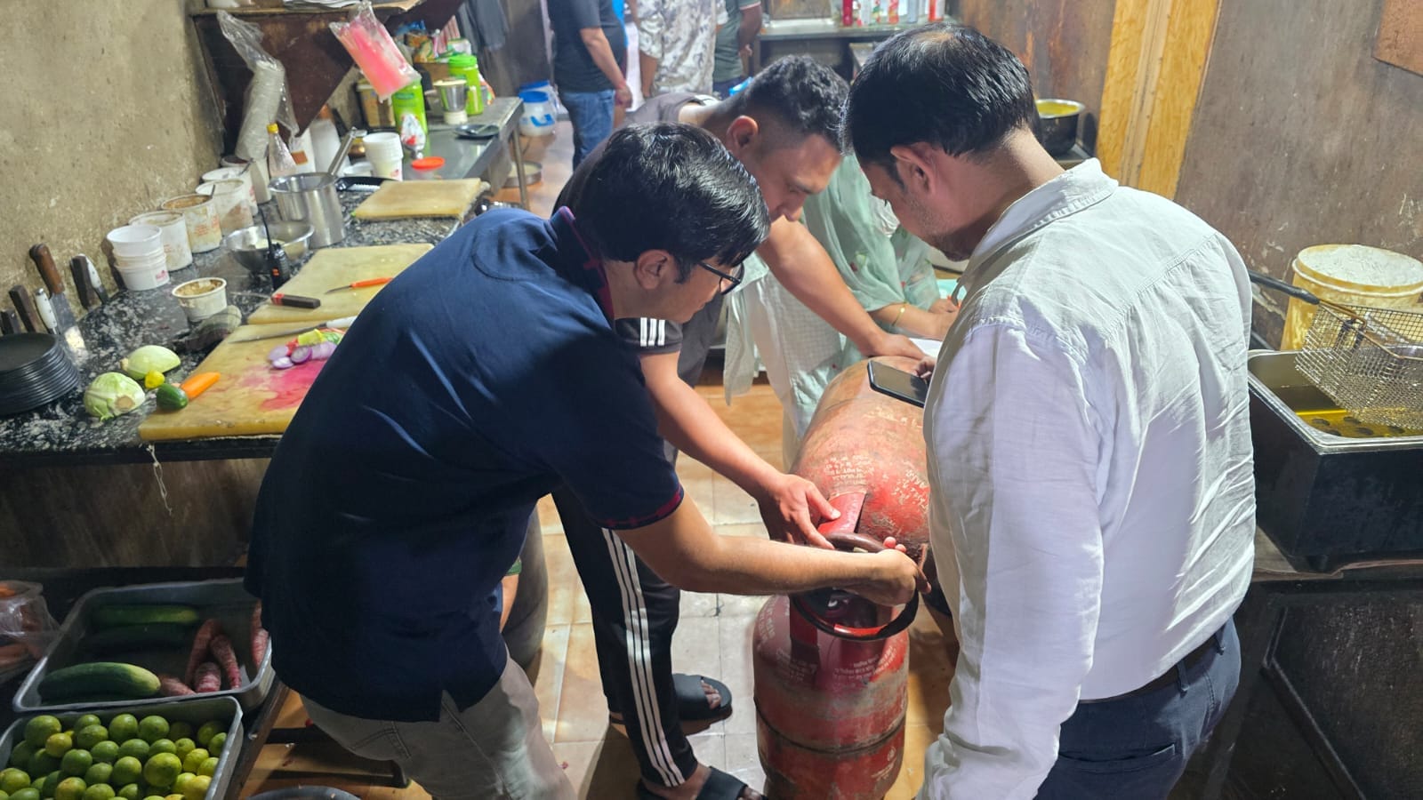 21jjrp18- झज्जर। इलेक्ट्रिक भट्टी का इस्तेमाल करते हुए। संवाद 21jjrp18- झज्जर। इलेक्ट्रिक भट्टी का इस्तेमाल करते हुए। संवाद