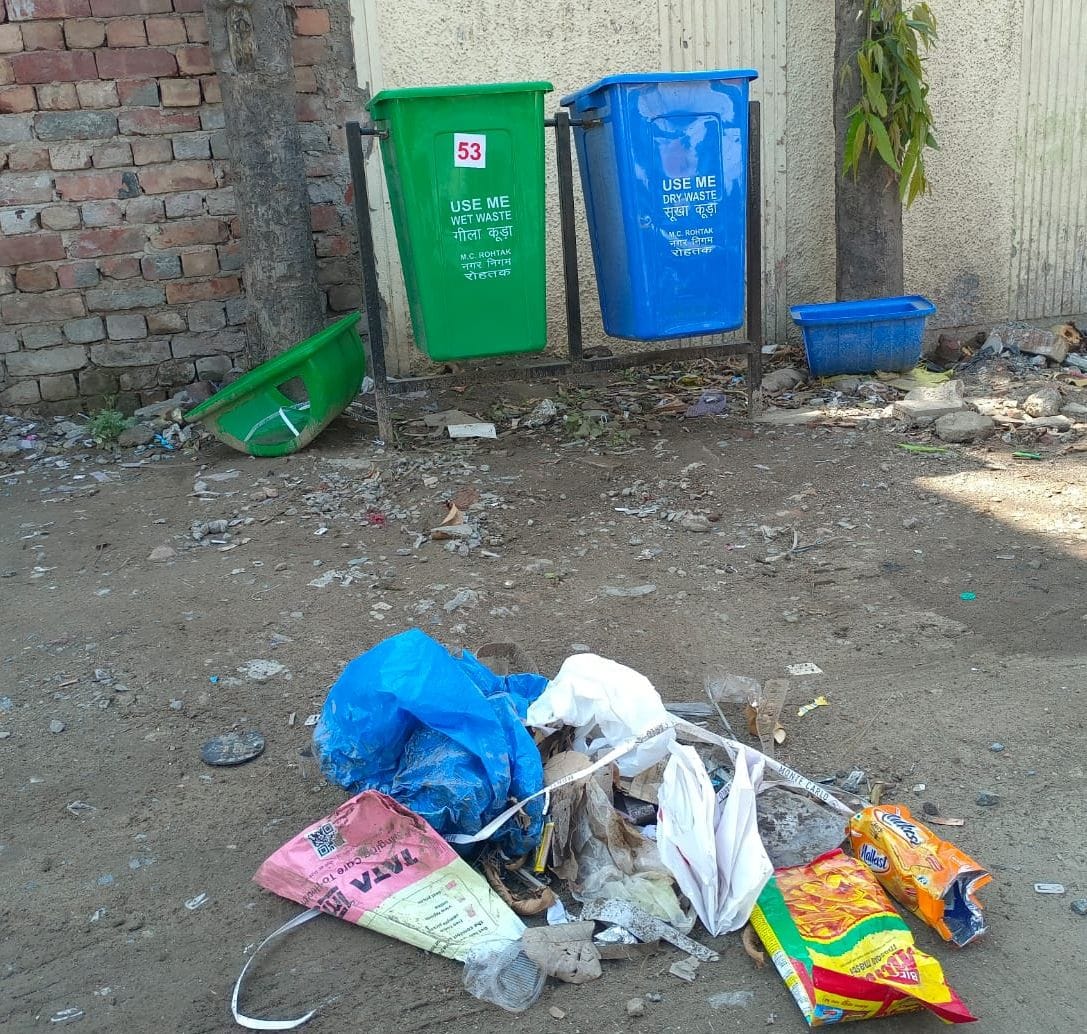 6-शहर के कन्हेली रोड पर कूड़ेदानों के बाहर खुले में डाला कचरा। संवाद 6-शहर के कन्हेली रोड पर कूड़ेदानों के बाहर खुले में डाला कचरा। संवाद