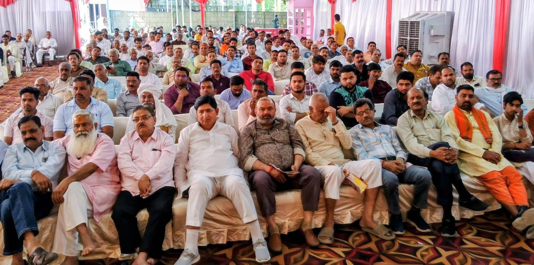 आर एस एस की गोष्ठी में कार्यकर्ताओं को संबोधित करते हुए वक्ता जतन स्वरुप। (मवाना) आर एस एस की गोष्ठी में कार्यकर्ताओं को संबोधित करते हुए वक्ता जतन स्वरुप। (मवाना)