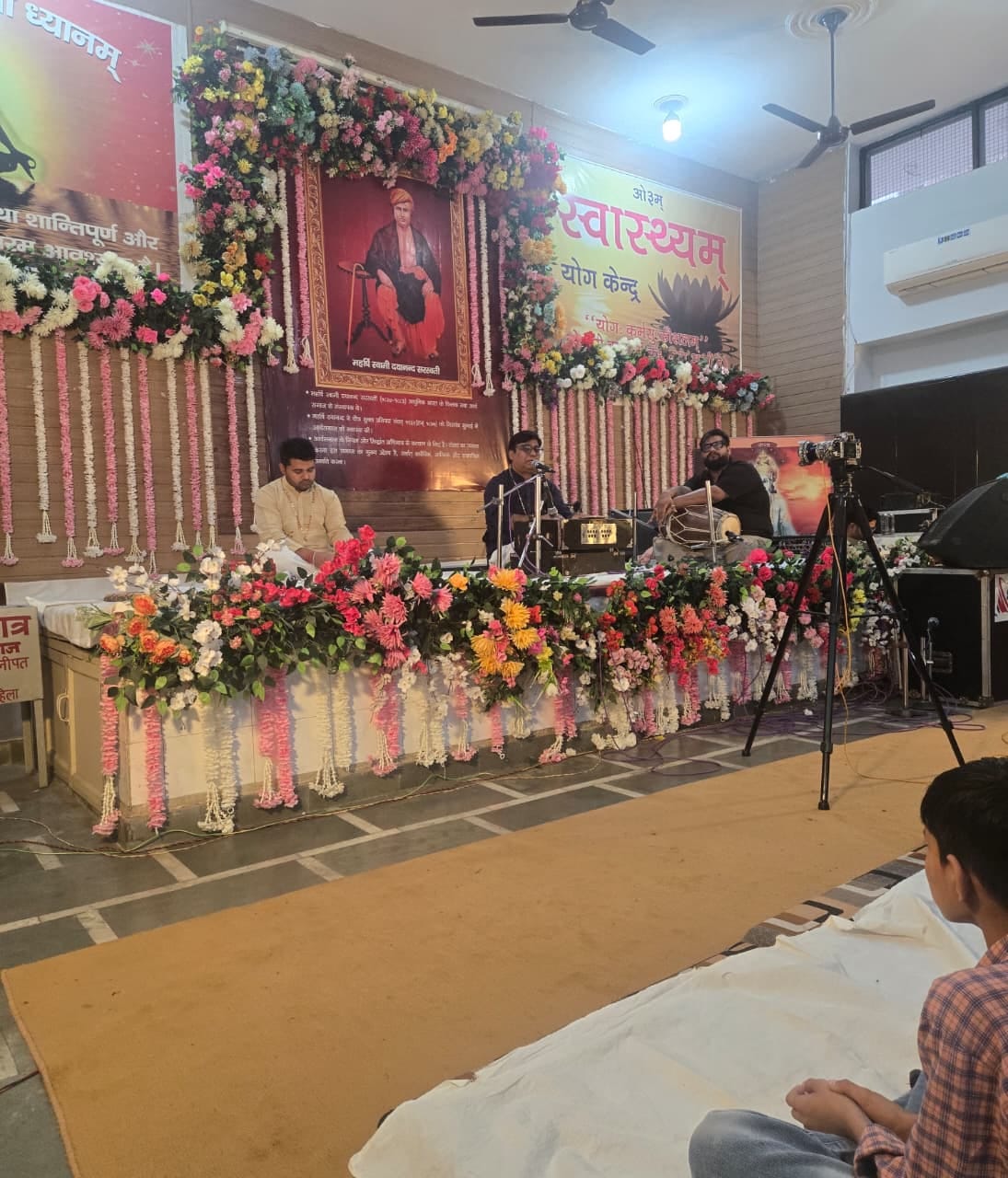 आर्य समाज में भजनों की प्रस्तुति देते उपदेशक। स्रोत : संस्था आर्य समाज में भजनों की प्रस्तुति देते उपदेशक। स्रोत : संस्था