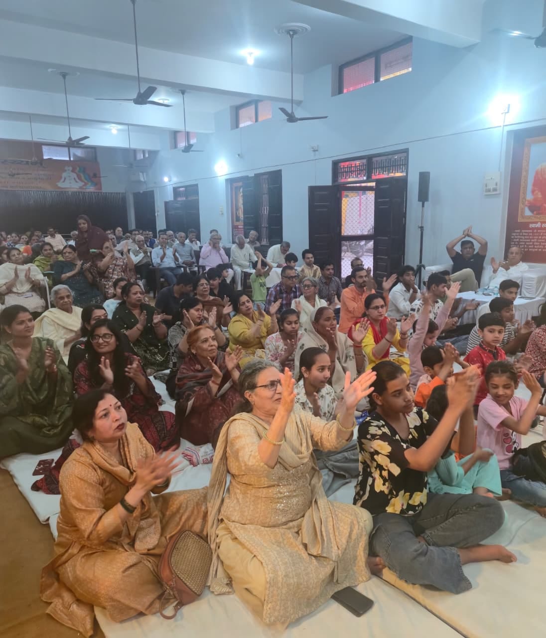 आर्य समाज में भजनों की प्रस्तुति देते उपदेशक। स्रोत : संस्था आर्य समाज में भजनों की प्रस्तुति देते उपदेशक। स्रोत : संस्था